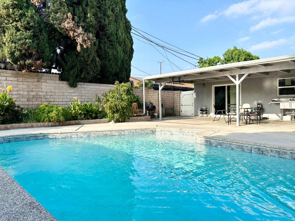 uma piscina em frente a uma casa em Cheers Hostel em Los Angeles