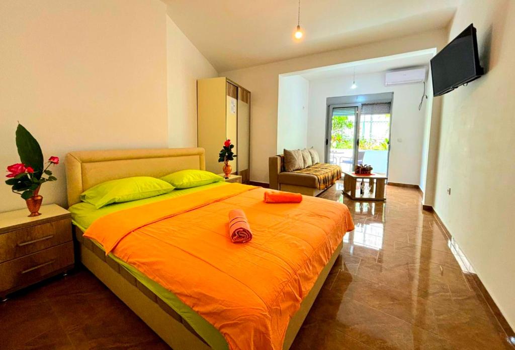 En eller flere senge i et værelse på Mala Plaza Apartments - NEW