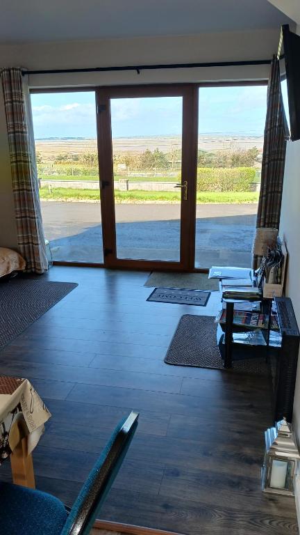 un soggiorno con vista su una porta aperta di Lighthouse View a Tralee