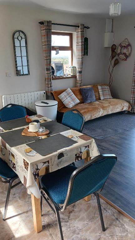 un soggiorno con tavolo e letto di Lighthouse View a Tralee