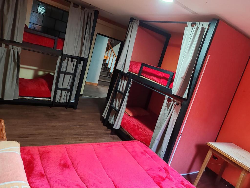 Двуетажно легло или двуетажни легла в стая в Yati Hostal
