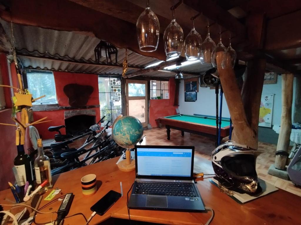 TV a/nebo společenská místnost v ubytování Starlight Mountain Lodge