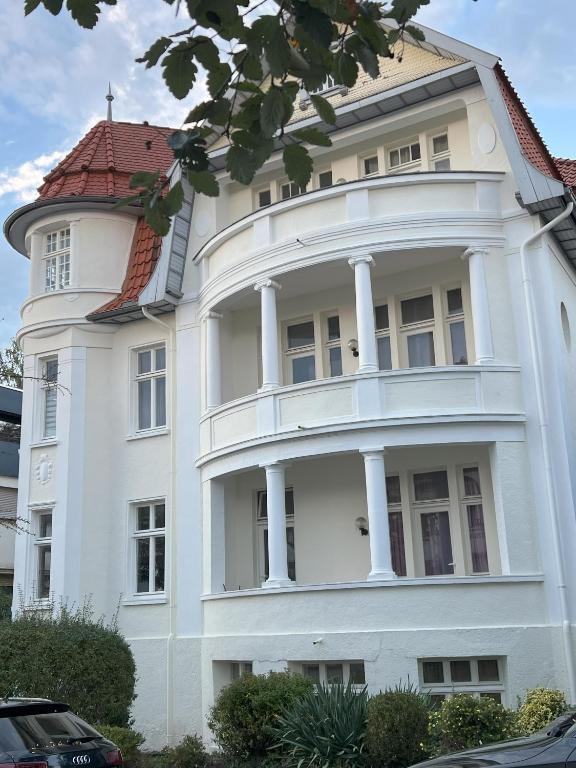 a large white building with a red roof at Ferienresidenz Villa Augusta in Bad Salzuflen