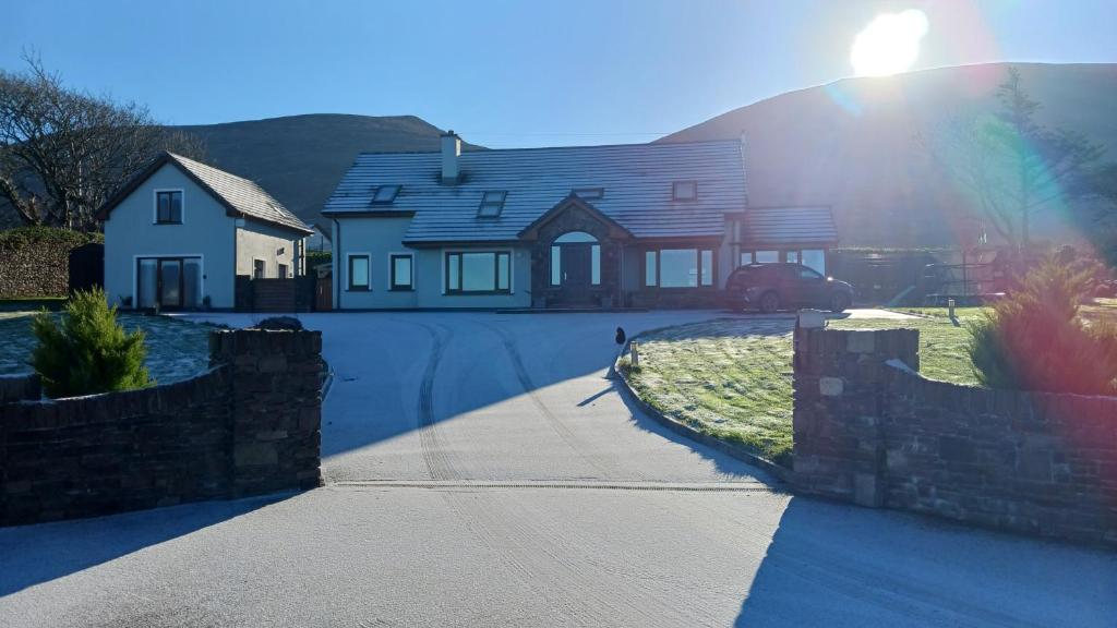 una casa con il sole che splende su un vialetto di Lighthouse View a Tralee
