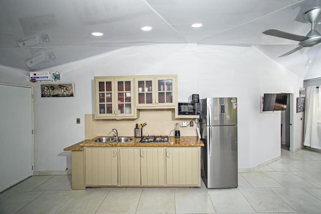 Kuchyň nebo kuchyňský kout v ubytování Apartment Center of Sosua ,Remote Worker place Fast Wifi