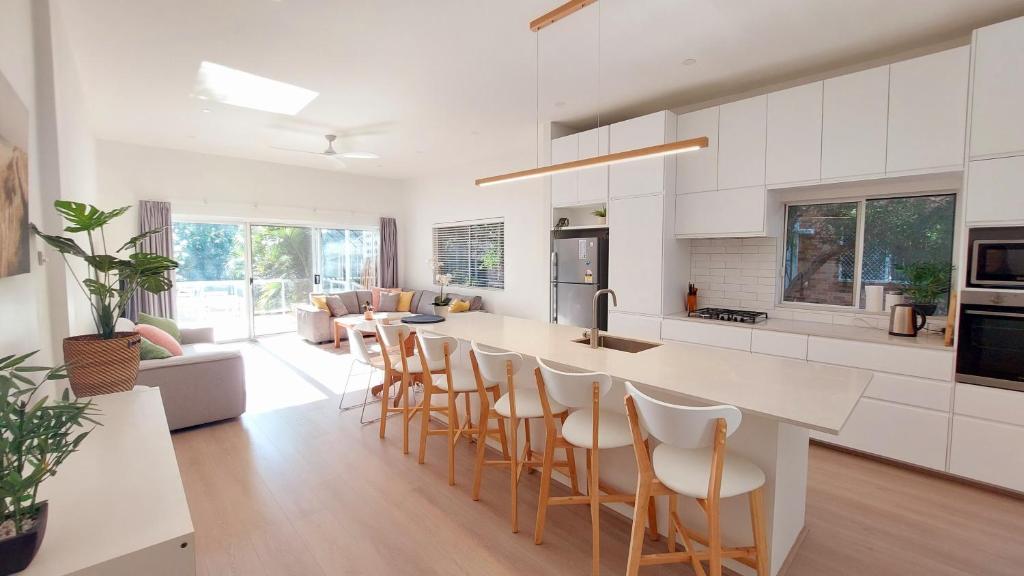 Parking, walk to beach, 3 bedroom Tropical Bondi Beach Oasis - Three-Bedroom Townhouse