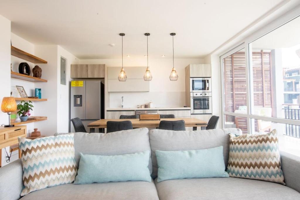 un soggiorno con divano e una cucina di Blue Venao CONDO APARTMENT C21 a Playa Venao