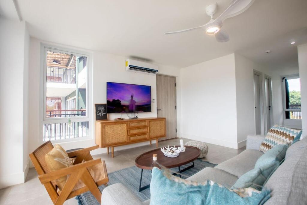TV a/nebo společenská místnost v ubytování Blue Venao CONDO APARTMENT C21
