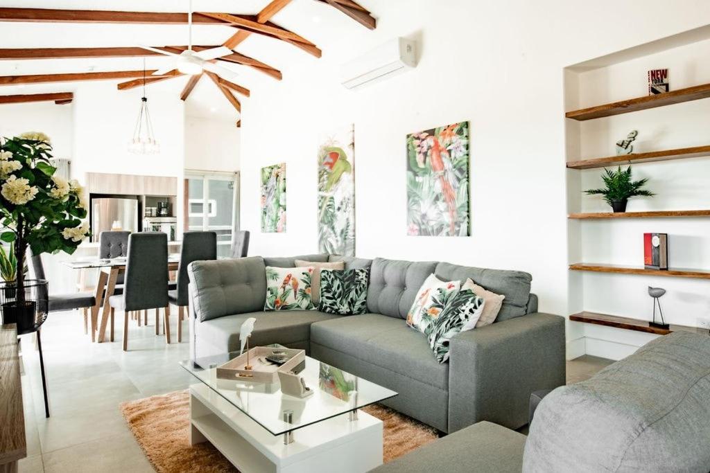 ein Wohnzimmer mit einem Sofa und einem Tisch in der Unterkunft Blue Venao PENTHOUSE APARTMENT B in Playa Venao