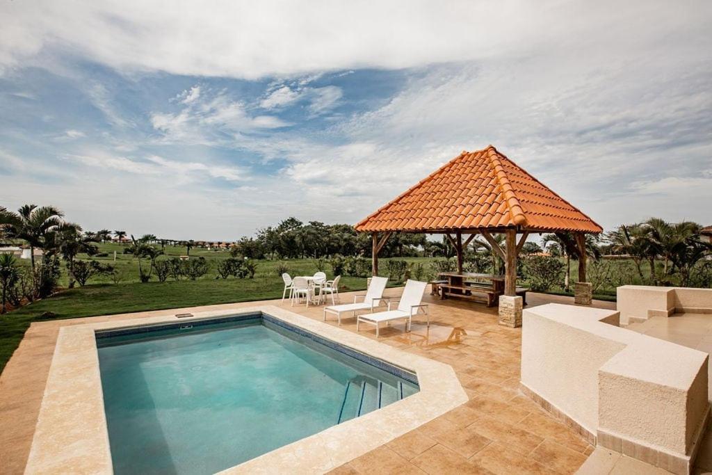 een zwembad met een prieel naast bij OceanView 2 Floor Villa Private Pool Villa Larisa in Andromeda Pedasi in Pedasí Town