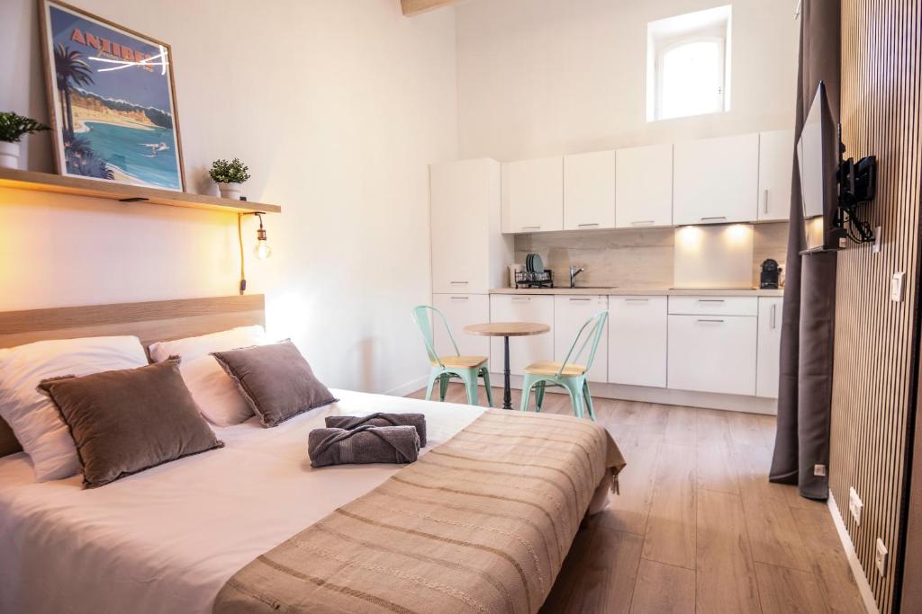 アンティーブにあるStudio Vieil Antibes Proche Merの大きなベッドとキッチンのある寝室