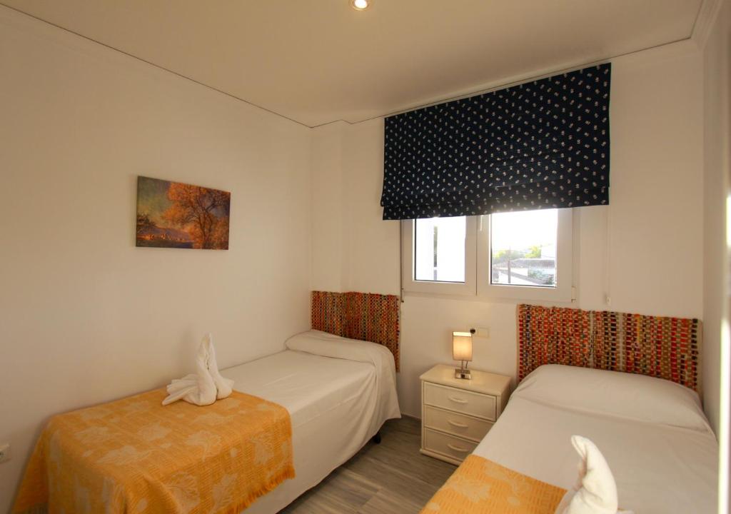 Postel nebo postele na pokoji v ubytování Apartamento Playa Surf by costablancarent