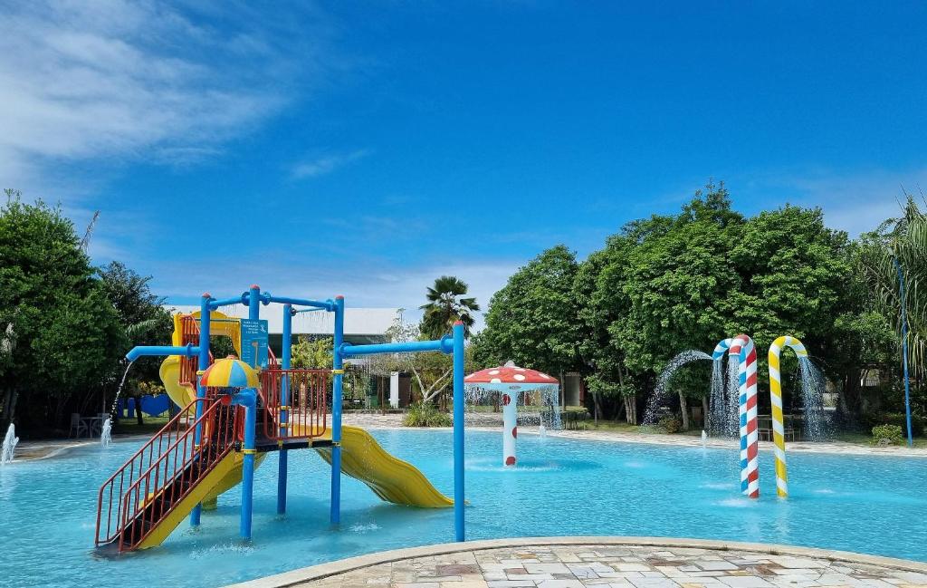 un parque acuático con un tobogán en el agua en ILOA J - Apartamento Família en Barra de São Miguel