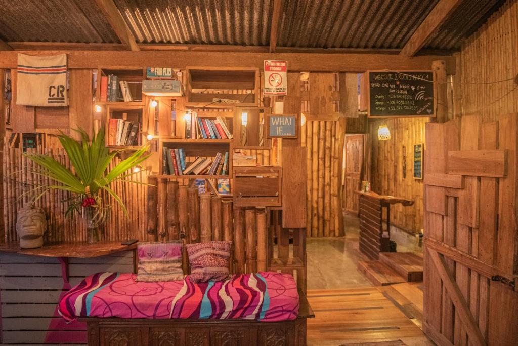 Knihovna v hostelu