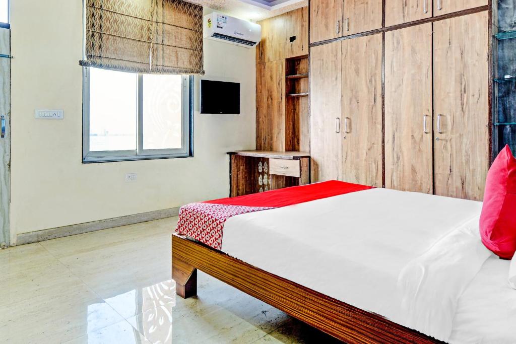 a bedroom with a bed and a window at Collection O Collection O Hotel My Stay Retreat in Jaipur