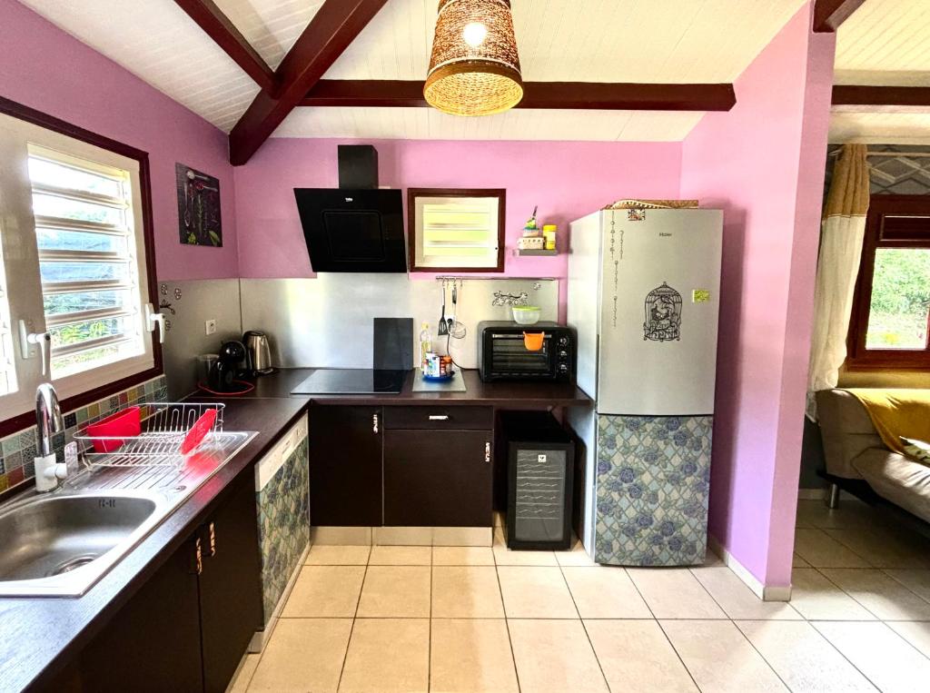 Kuchyň nebo kuchyňský kout v ubytování La Maison Créole du Flamboyant - Proche des Plages
