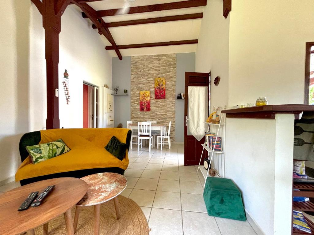 Posezení v ubytování La Maison Créole du Flamboyant - Proche des Plages