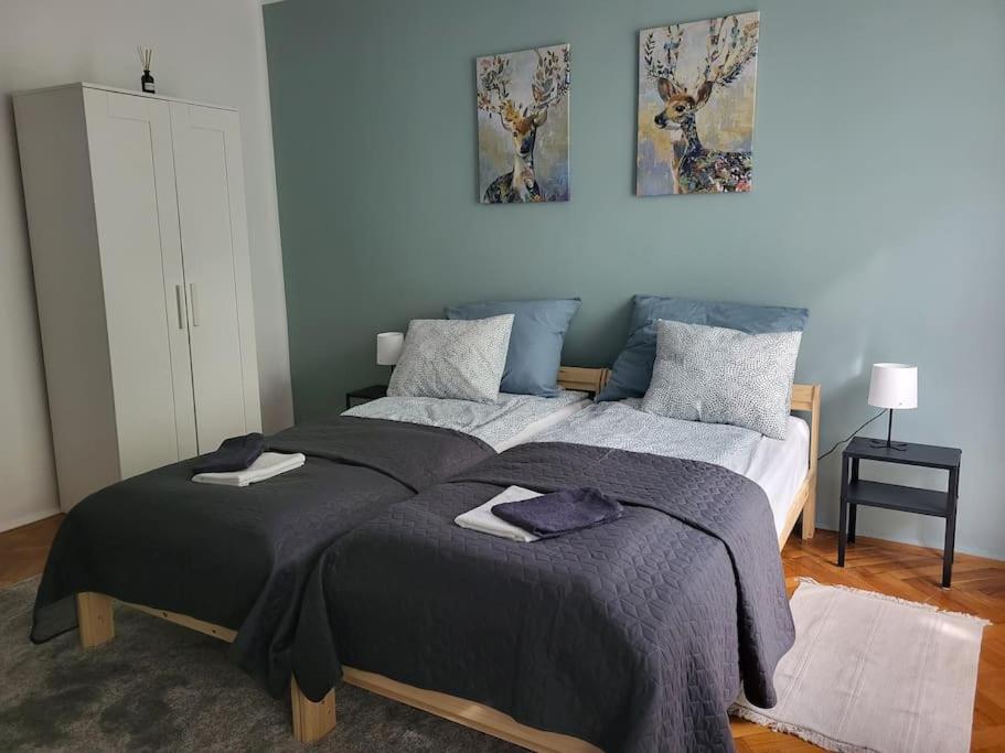Postel nebo postele na pokoji v ubytování Tornyai Apartman