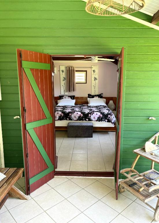 Postel nebo postele na pokoji v ubytování La Maison Créole du Flamboyant - Proche des Plages