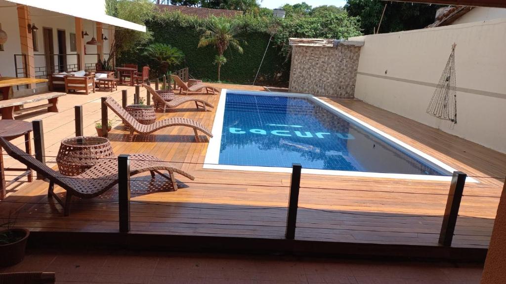una piscina en una terraza junto a una casa en Tacuru Hotel Boutique, en Salto del Guairá