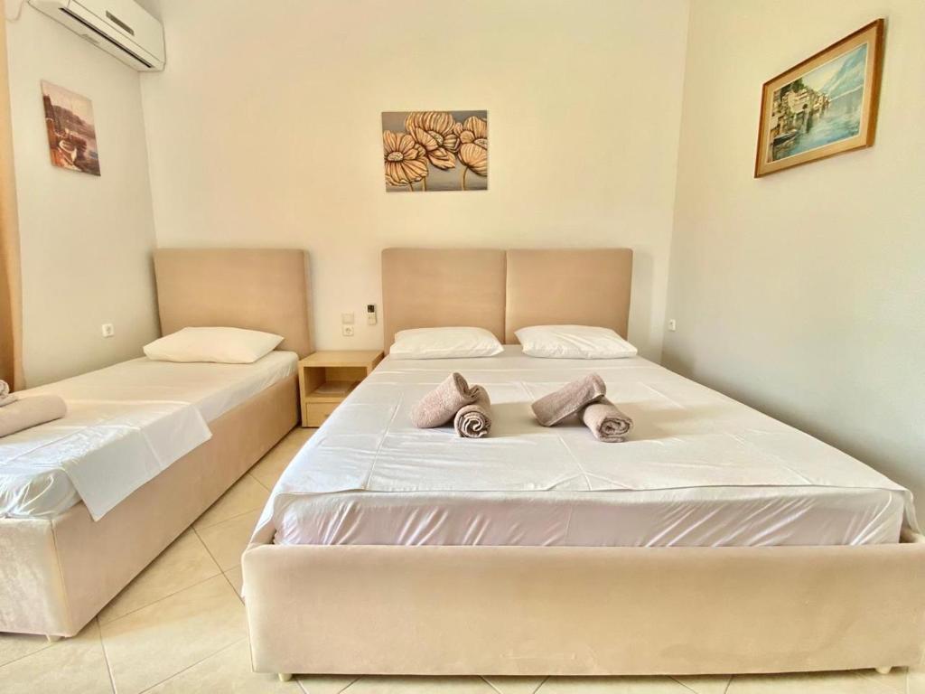 Postel nebo postele na pokoji v ubytování Foti Rooms