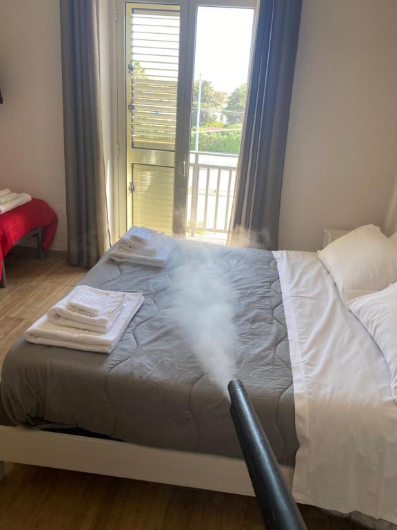 Łóżko lub łóżka w pokoju w obiekcie B&B Ercole Agrigento