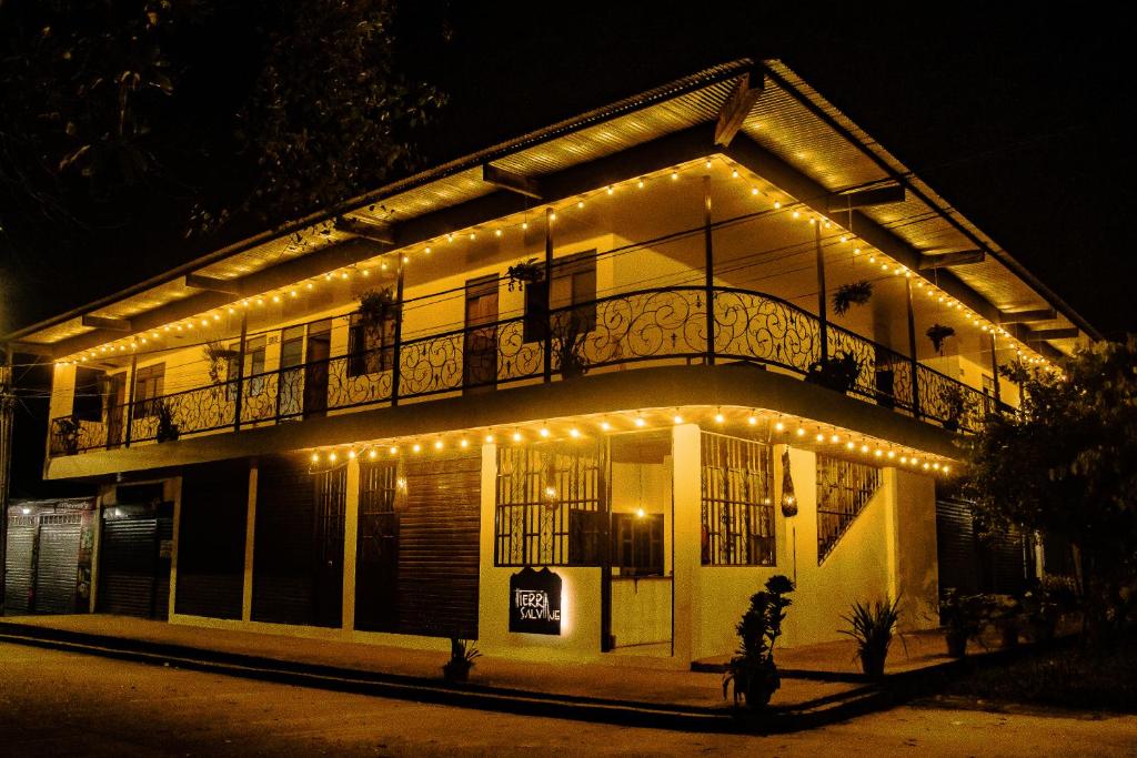 ein Gebäude mit einem Balkon mit Beleuchtung in der Unterkunft Casa Turística Macarena Tierra salvaje in La Macarena