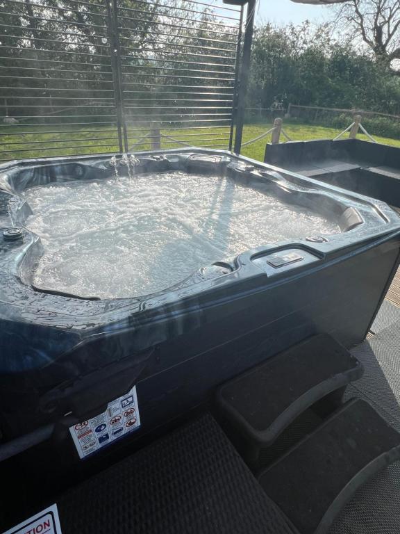 - un bain à remous dans une voiture avec de l'eau dans l'établissement Beautiful Modern Farm House (12), à Sheffield