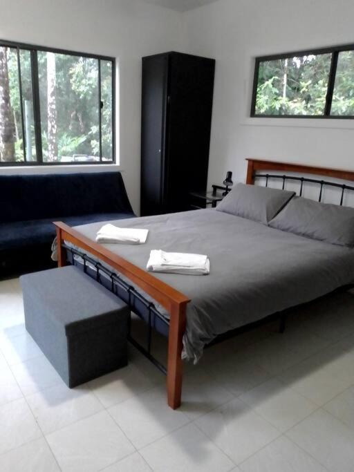 Postel nebo postele na pokoji v ubytování Kaba Kada House - Daintree Rainforest