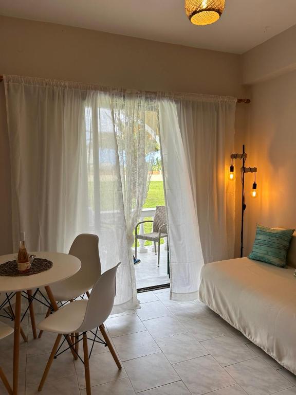 Postel nebo postele na pokoji v ubytování Ariadni Sidari Beach House