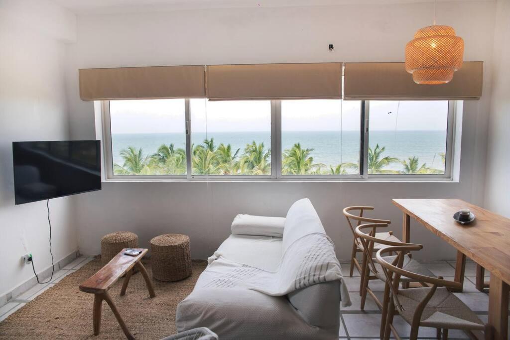 Una sala de estar con un sofá y vista al mar. en Casa Mare, Tucacas, en Los Corales