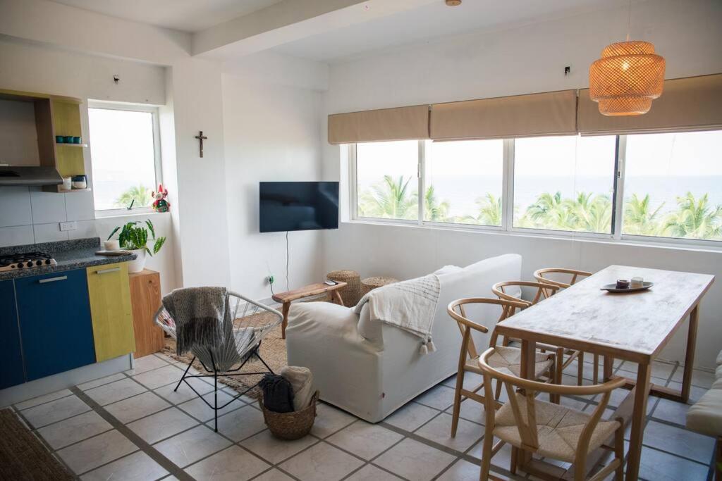 una sala de estar con un sofá y una mesa en Casa Mare, Tucacas, en Los Corales