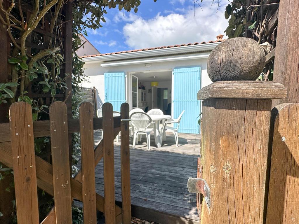 drewniany płot przed domem w obiekcie Maison cosy 2 pers. avec WiFi, proche plage et commerces, La Palmyre - FR-1-705-3 w mieście La Palmyre