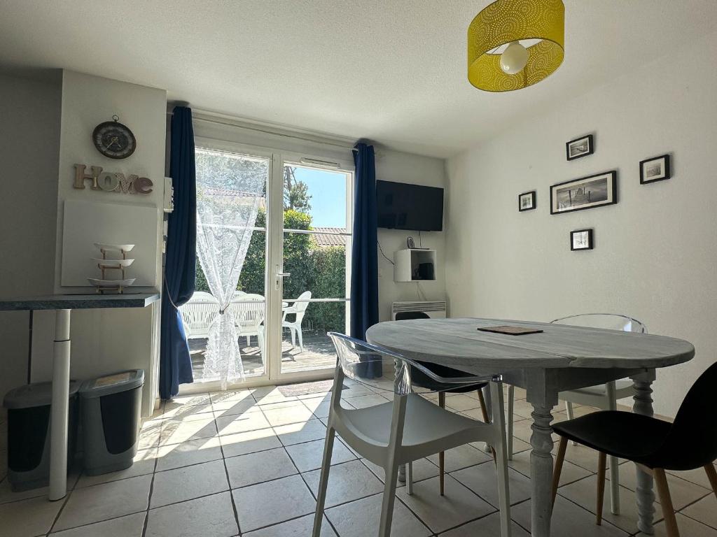 Telewizja i/lub zestaw kina domowego w obiekcie Maison cosy 2 pers. avec WiFi, proche plage et commerces, La Palmyre - FR-1-705-3