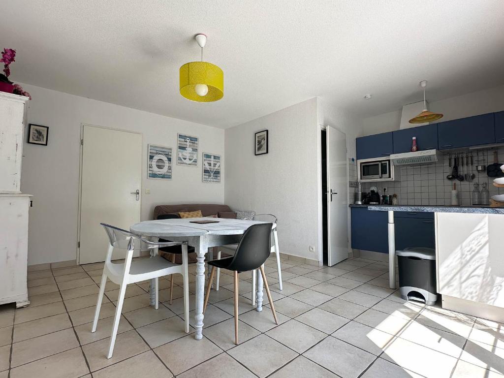 Kuchnia lub aneks kuchenny w obiekcie Maison cosy 2 pers. avec WiFi, proche plage et commerces, La Palmyre - FR-1-705-3