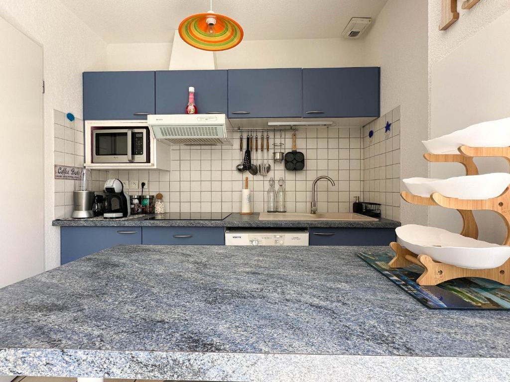 Kuchnia lub aneks kuchenny w obiekcie Maison cosy 2 pers. avec WiFi, proche plage et commerces, La Palmyre - FR-1-705-3