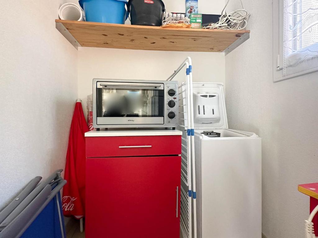 Kuchnia lub aneks kuchenny w obiekcie Maison cosy 2 pers. avec WiFi, proche plage et commerces, La Palmyre - FR-1-705-3