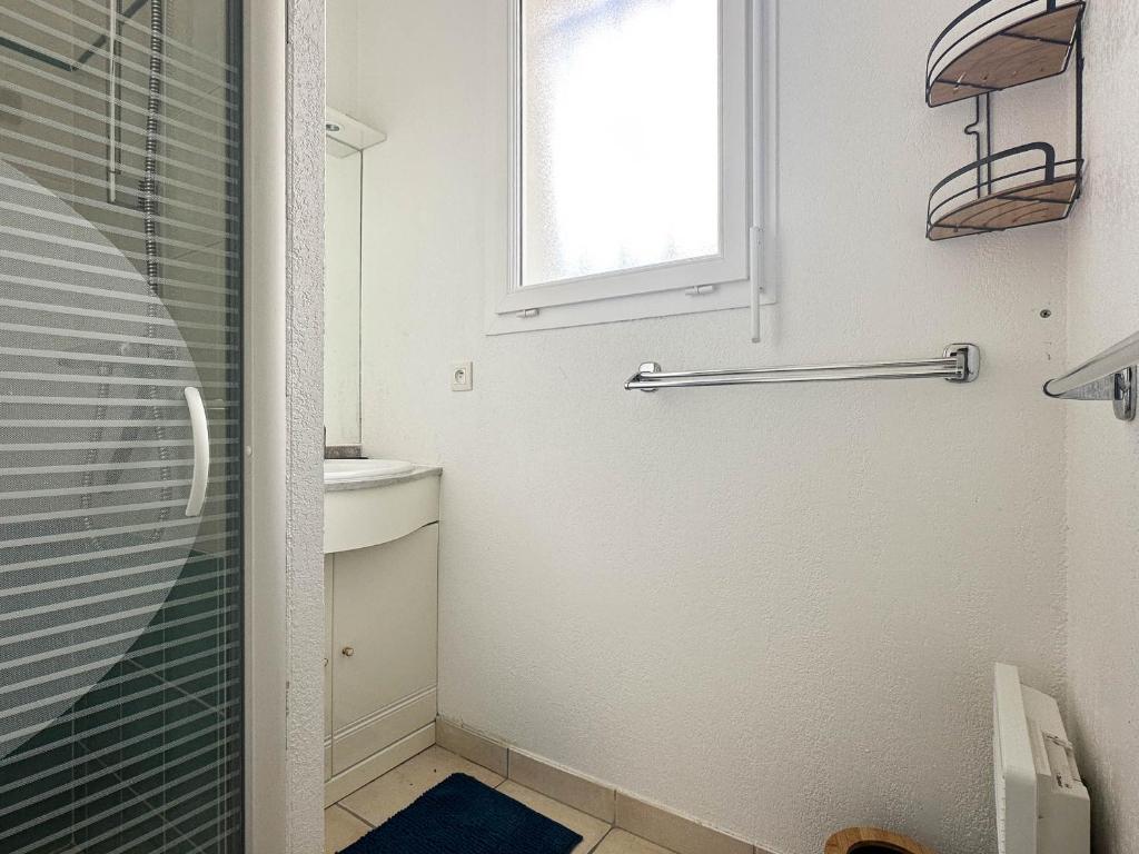 łazienka z prysznicem i oknem w obiekcie Maison cosy 2 pers. avec WiFi, proche plage et commerces, La Palmyre - FR-1-705-3 w mieście La Palmyre