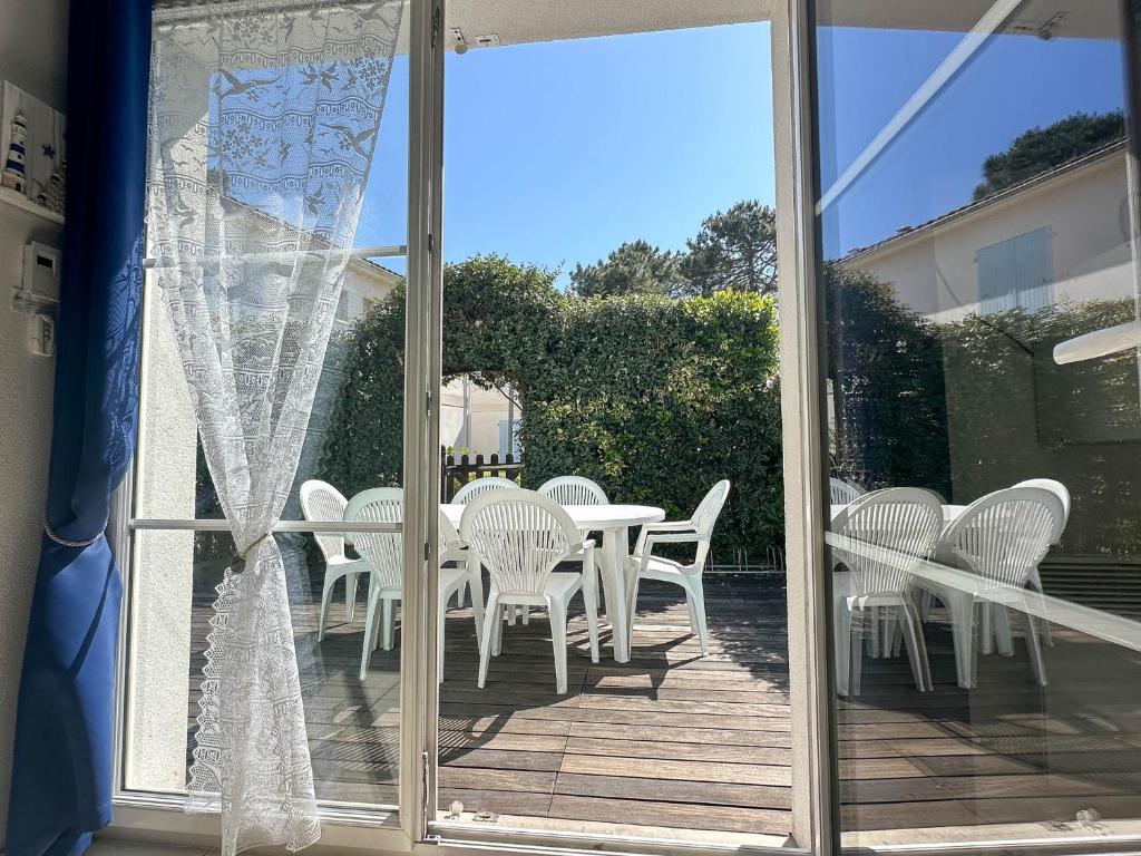 Balkon lub taras w obiekcie Maison cosy 2 pers. avec WiFi, proche plage et commerces, La Palmyre - FR-1-705-3