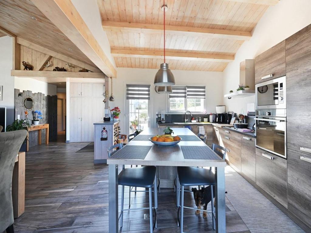 une cuisine avec un grand îlot et des tabourets de bar dans l'établissement Maison Familiale à Saint-Clément, Proche Plage, Jardin, Cheminée, BBQ, 3 Ch, Internet - FR-1-434-114, à Saint-Clément-des-Baleines