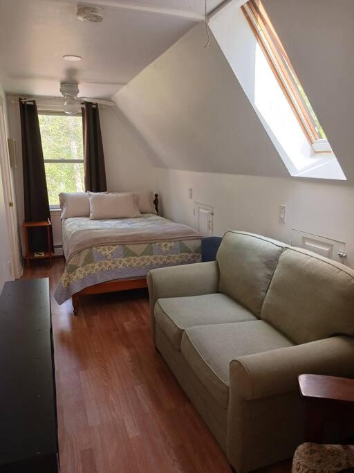 Postel nebo postele na pokoji v ubytování Charming Guest House!