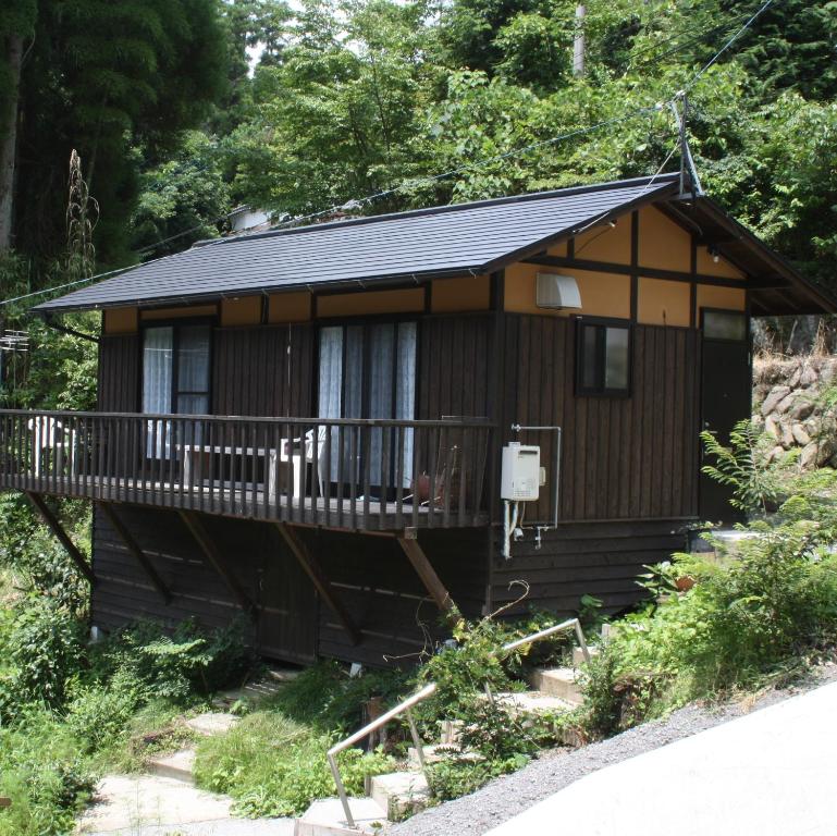 小国町にあるnanakoyaの側面にデッキがある小さな家