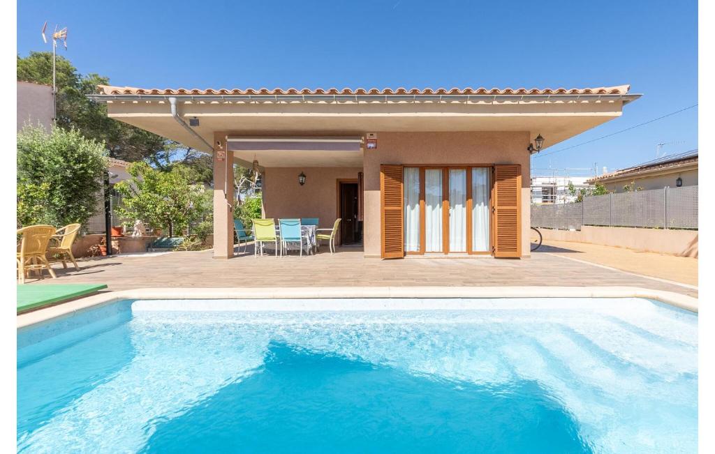 una piscina frente a una casa en Beautiful Home In Port Adriano With Kitchen en El Toro