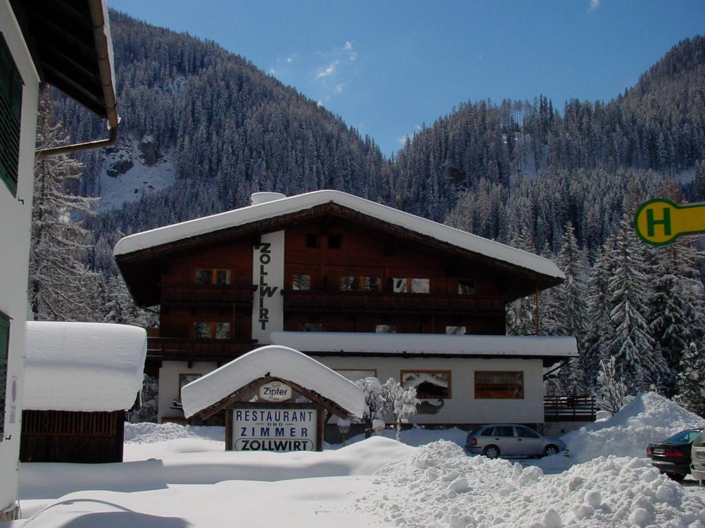 Nespecifikovaný výhled na hory nebo výhled na hory při pohledu z hotelu