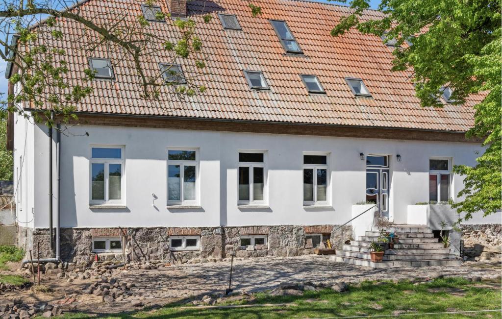 a white house with a red roof at Ferienwohnung Nicole in Gurvitz