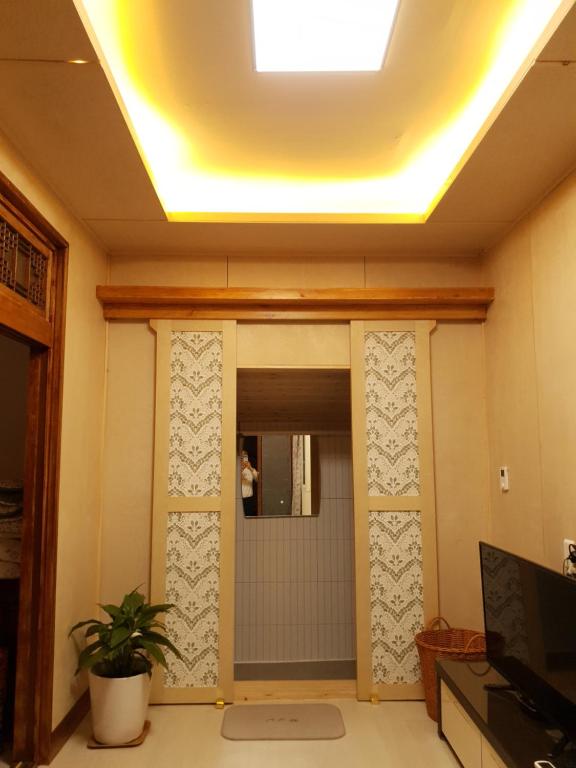 a bathroom with a shower with a ceiling at 한옥스테이 오늘 Hanok Stay Ohneul in Gyeongju