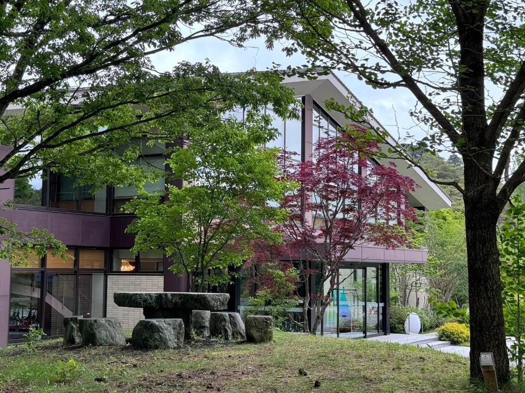富士河口湖的住宿－Motosu Phoenix Hotel，前面有公园的建筑