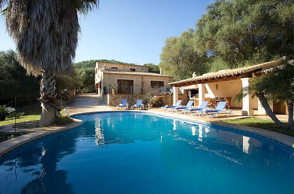 Бассейн в Country house in a peaceful rural setting for large groups или поблизости