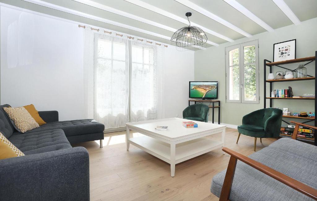 Stunning Home In Le Minihic-Sur-Rance With Wifi - Casa De Vacaciones De Cinco Dormitorios