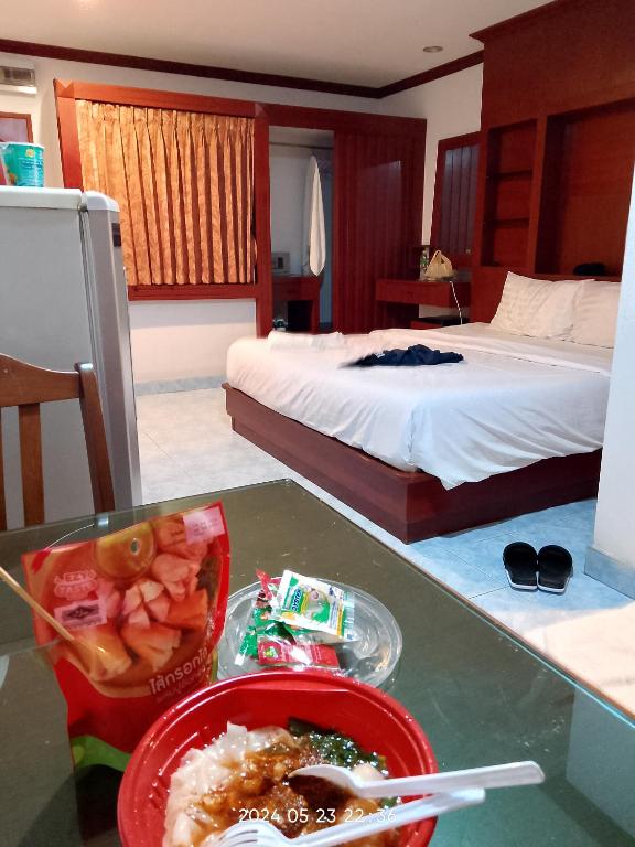 una habitación de hotel con una mesa con un plato de comida en Selina place, en Pattaya South